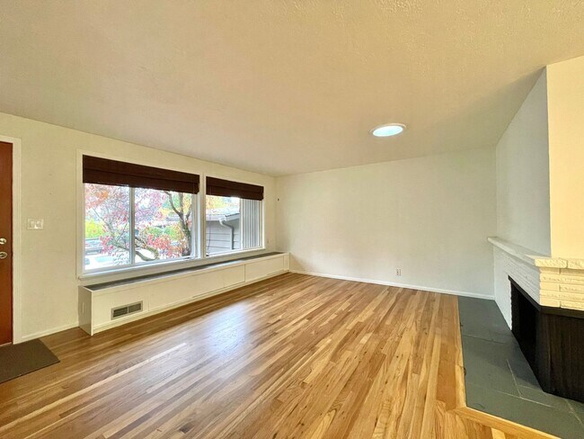 Foto del edificio - Lake Hills Gem For Rent