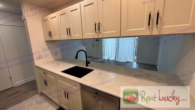 Foto del edificio - Two Bedroom Two Bath Condo For Rent