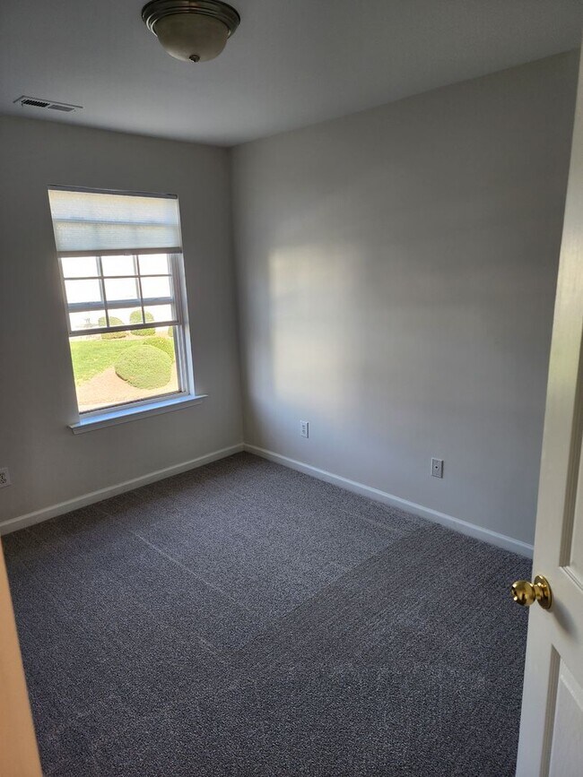 Foto del edificio - Four bedroom townhome in Caldwell Station