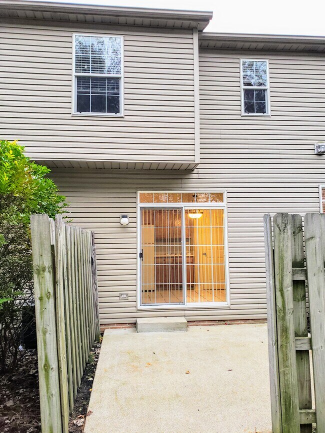 Building Photo - 2158 Kenyon St
