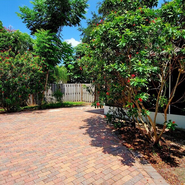 Foto del edificio - Location, convenience, comfort. This 4 bedroom plus den, 2 bath has it all!