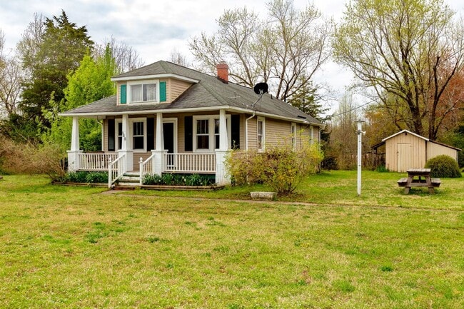 Building Photo - 2 BR, 1 BA on 1 ACRE