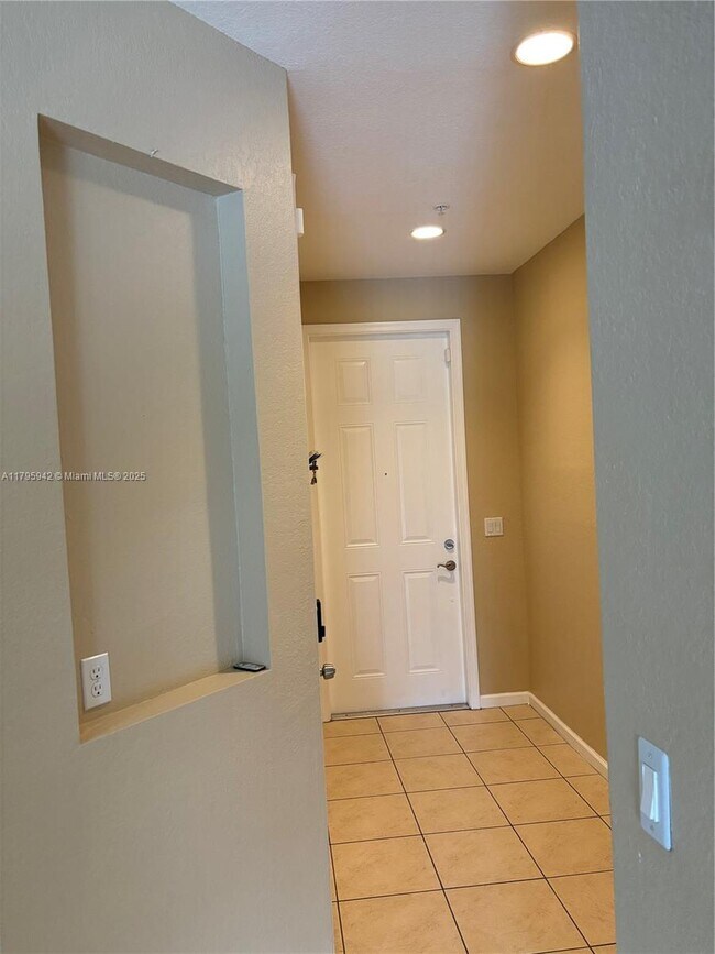 Building Photo - 2832 SW 81st Ave