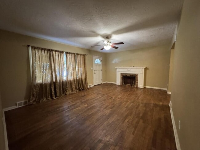 Building Photo - 2328 E Manchester St