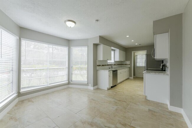 Building Photo - 424 Tejas Blvd