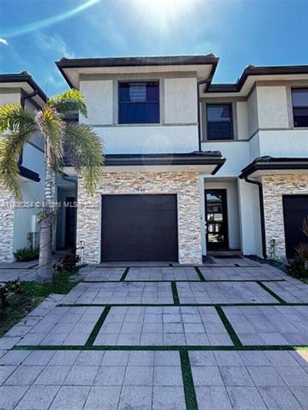 Foto principal - 15860 NW 91st Ct