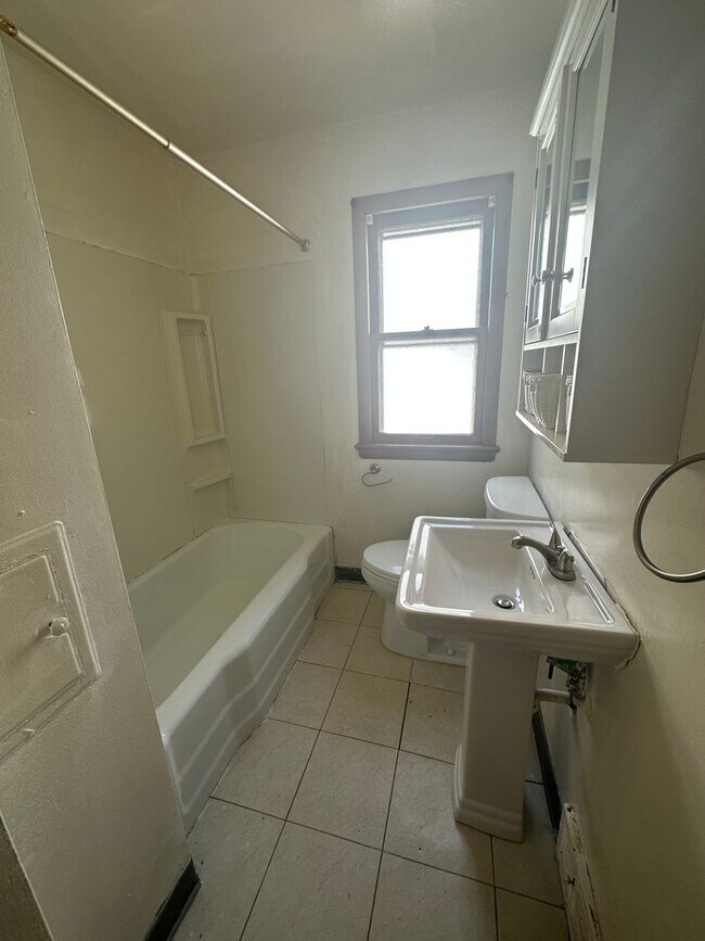 Foto del edificio - 2bd Single Cleveland East Side Cash Pay/Section 8