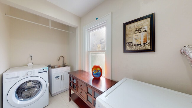 Building Photo - Family Friendly : 6BR Near Beaumont & Ascension St. John