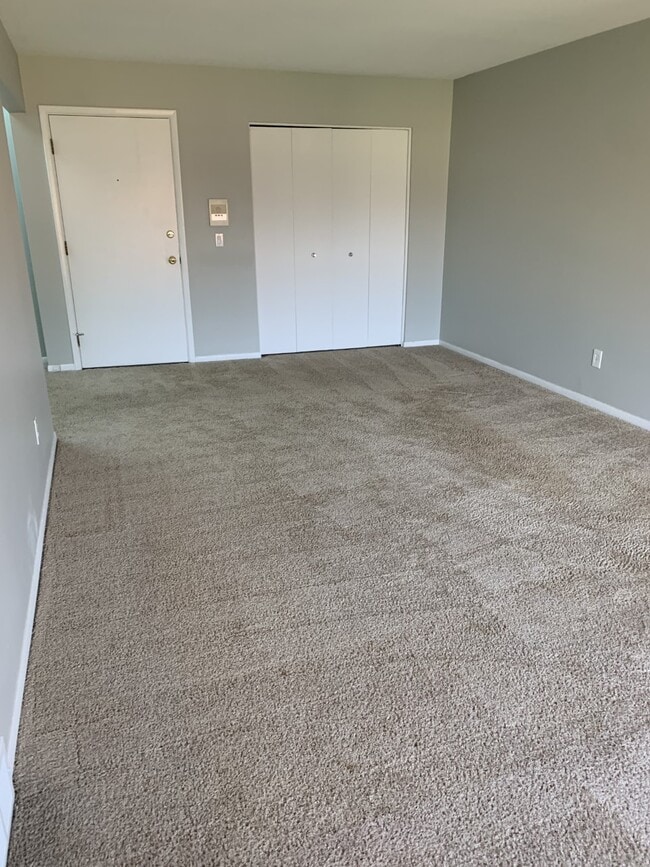 Building Photo - 880 N Adams Rd