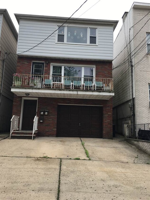 Primary Photo - 17 Charles St