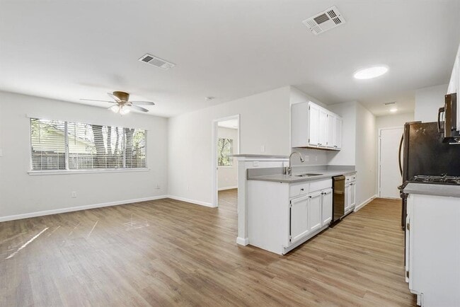 Building Photo - 12302 Dellrey Dr