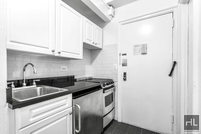 Building Photo - Large Studio. Doorman. Laundry. GYM & Elev...