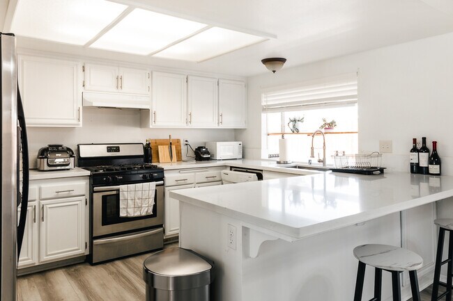 Kitchen - 755 W Avenue H2