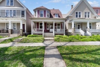 Building Photo - 3205-3207 N Bartlett Ave