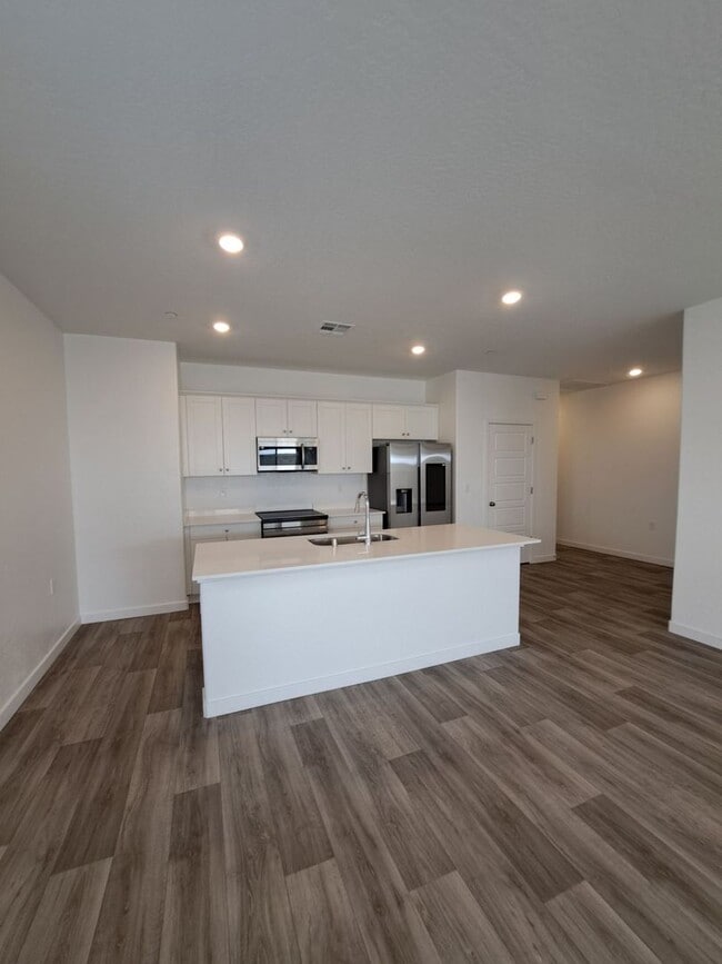 Building Photo - Stunning 3-Bedroom Single-Level Home in Fresno with Solar!