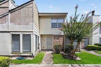 Building Photo - 7866 Green Lawn Dr
