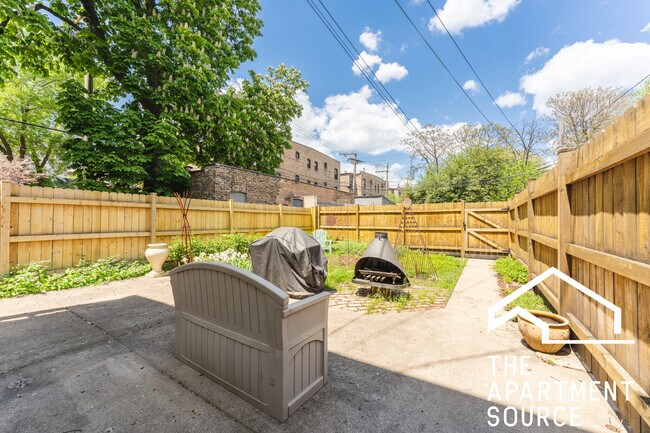 Building Photo - 3270 W Wrightwood Ave