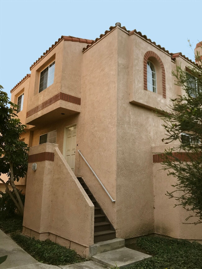 Building Photo - 3101 Plaza del Amo