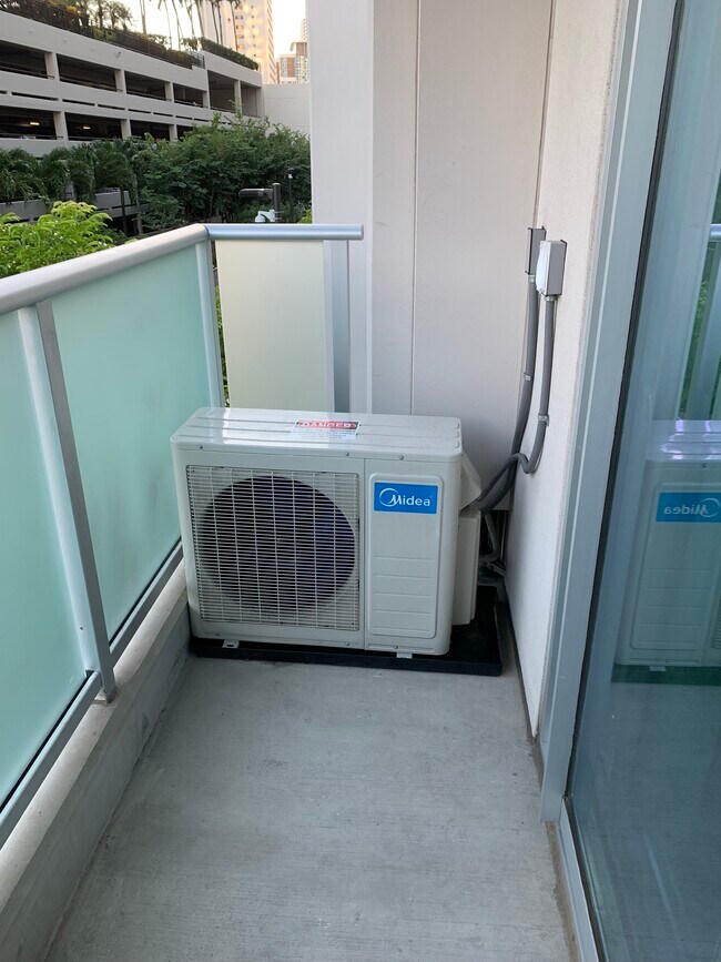 Ac unit outside - 801 South St