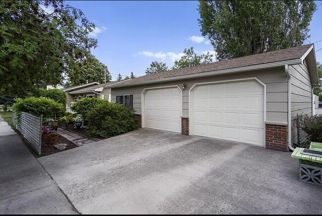 Building Photo - 302 6th Ave W