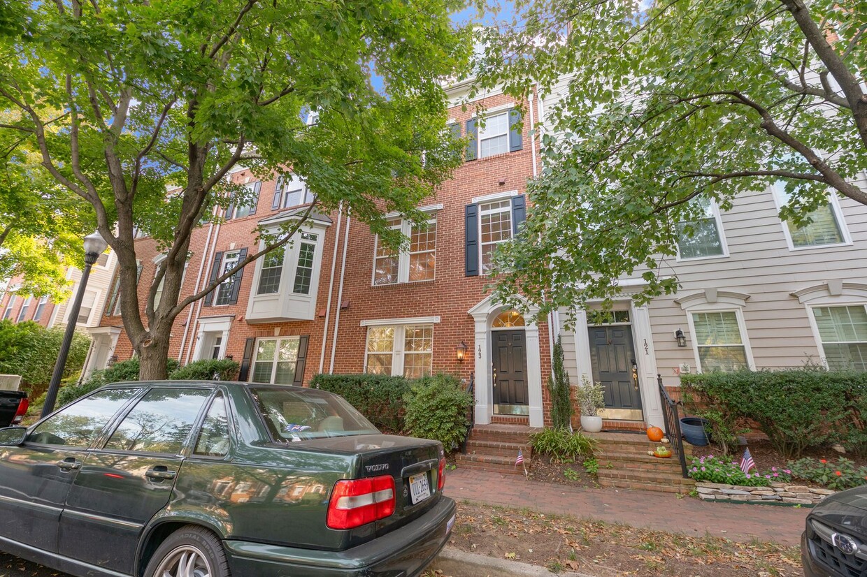 Foto principal - Elegant 4BR Townhouse w/ 2 car garage in A...