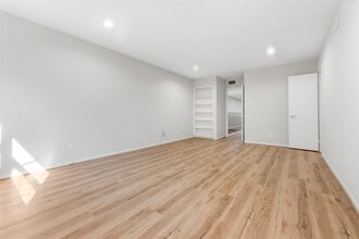 Building Photo - 3141 Bissonnet St