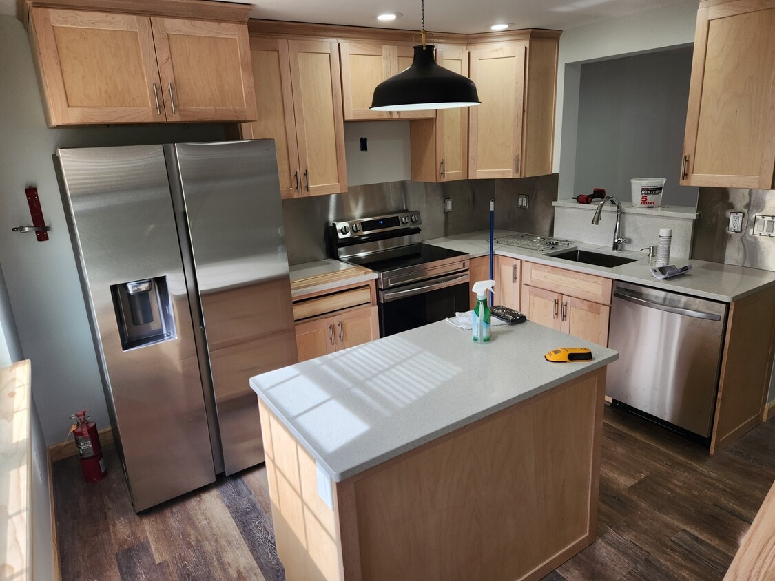 Primary Photo - 323 W 31st St