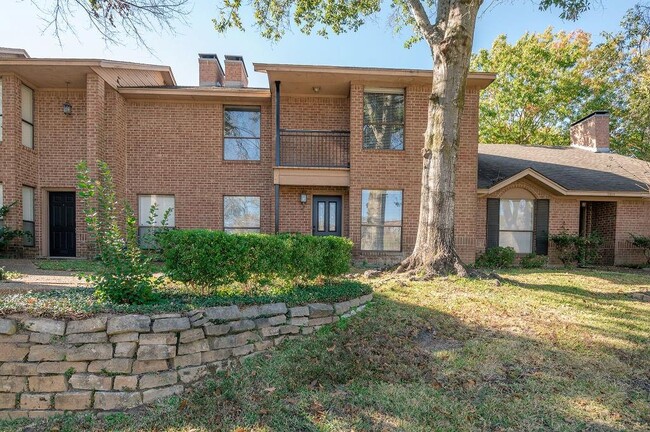 Building Photo - 5821 Hollytree Dr