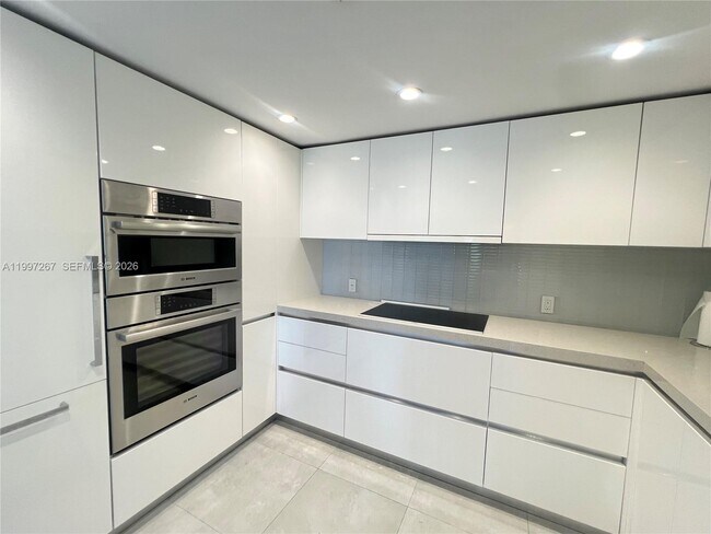 Foto del edificio - 7832 Collins Ave