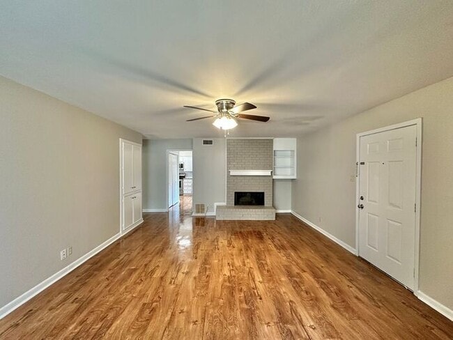 Building Photo - Available Now! Beautiful 3 Bedroom 2 Bath ...