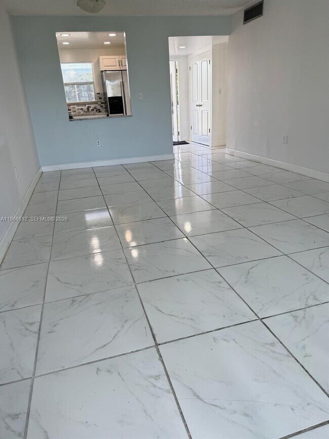 Foto del edificio - 8135 Sunrise Lakes Blvd