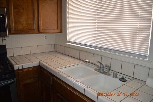 Building Photo - 1589 Elderwood Ave