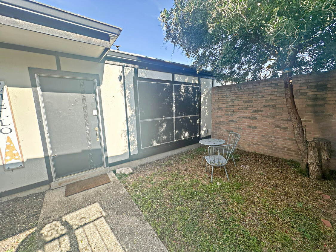 Foto principal - 4015 Burning Tree Dr