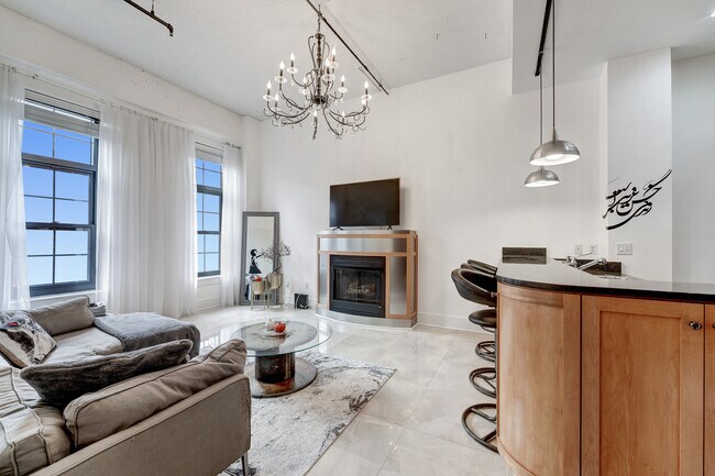 ¡Amplia sala de estar con techos de 3,6 metros de altura y chimenea de gas! - 2328 Champlain St NW