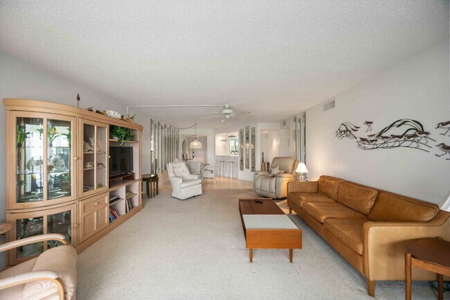 Foto del edificio - "Luxurious 2-Bed, 2-Bath Furnished Condo in the Halyard Club"