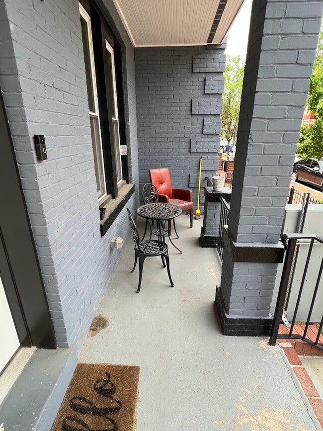 Building Photo - Newly Renovated Split Level Row Home in Tr...