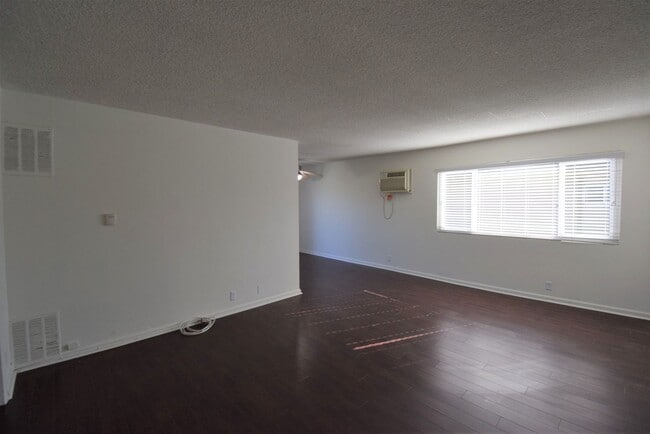 Building Photo - 6512 Woodman Ave