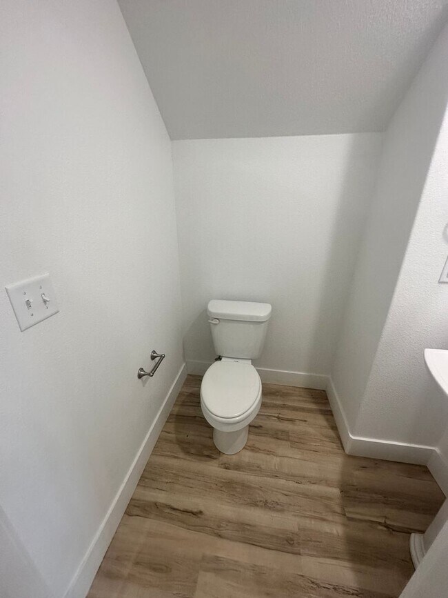 Building Photo - Beautiful 3 bedroom/2.5 bathroom duplex in...