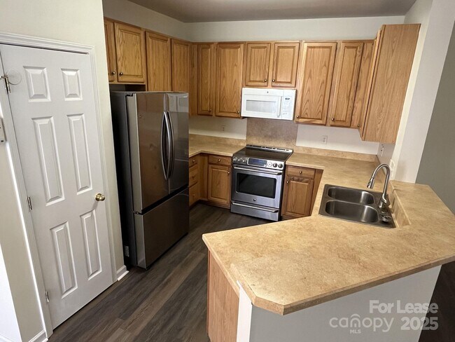 Foto del edificio - 8603 Wandering Creek Way