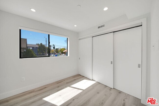 Foto del edificio - 408 1/2 N Kenmore Ave