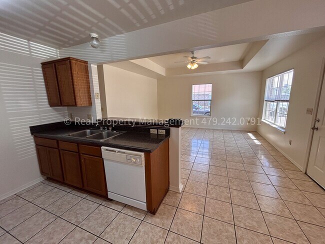 Foto del edificio - Move In Ready!! Cozy 3 Bed 2 Bath Duplex!