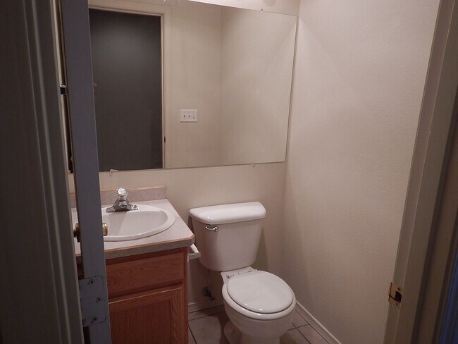 Building Photo - 2 Story Townhouse Near Golf Course with Sp...
