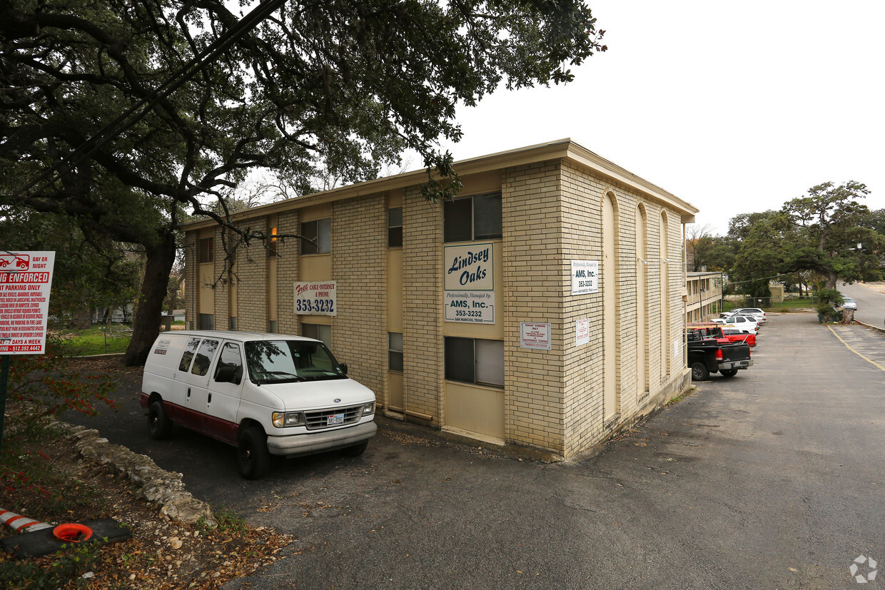 Primary Photo - Lindsay Oaks Apartments