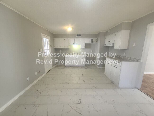 Building Photo - Newly Renovated 3 Bedroom Home!