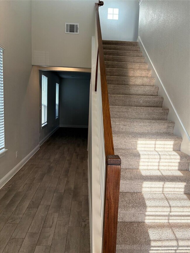 Foto del edificio - 105 Stone Cyn Dr