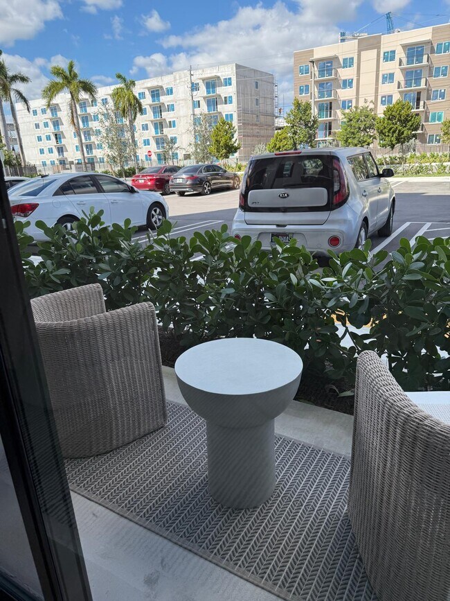 Foto del edificio - 15600 NW 2nd Ct