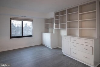 Building Photo - 205 Yoakum Pkwy