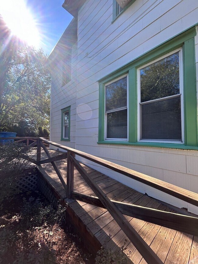 Building Photo - Spacious 3 BR home, Minutes to Medical Cen...