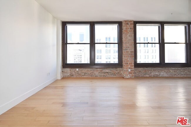 Building Photo - 460 S Spring St
