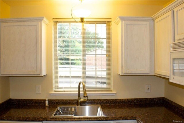 Kitchen - 454 Romeo St